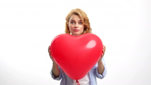 Skicka kärlek med kyssar av flicka bakom hjärtat ballong, romantisk gåva — Stockvideo