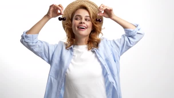 Mladá dívka v hravé náladě oblečení sláma letní klobouk líbání čerstvé zralé sladké cherry berry, přírodní jídlo — Stock video