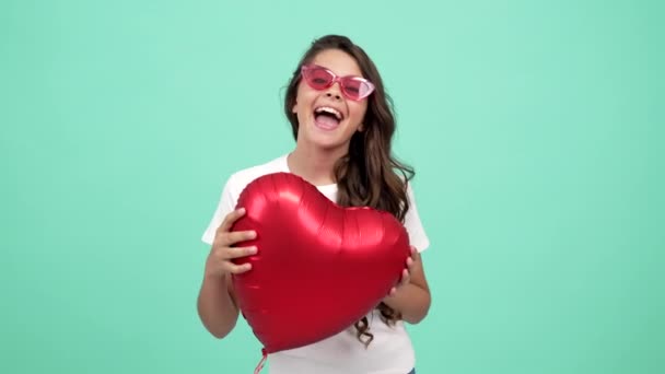 Retrato de criança piscando feliz segurando balão de festa do coração, sentimentos sinceros — Vídeo de Stock