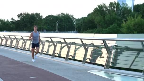 Atleta hombre muscular con el cuerpo en forma de carrera en ropa deportiva, deporte — Vídeo de stock