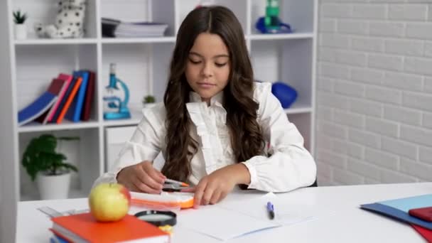 Συμπυκνωμένο κορίτσι μαθητή στο σχολείο ομοιόμορφη χρήση πυξίδα εργαλείο στην τάξη, μαθηματικά — Αρχείο Βίντεο