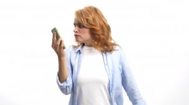 Öfkeli kadın, arayana öfkesini ifade eder. Akıllı telefon, duygular...