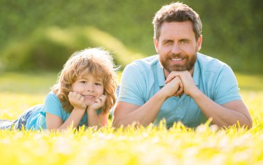 Gülümseyen baba ve oğul parkta eğleniyor. Aile değeri. çocukluk ve ebeveynlik.