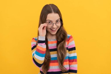 Vizyon düzeltmesi. Göz sağlığı. Optik göz merceği. Okula dönüyorum. bilgi ve eğitim.