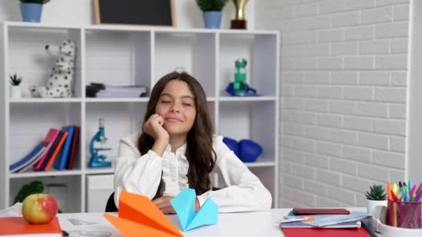 Entediado adolescente menina no uniforme da escola felizmente começou a jogar com aviões de papel, dia do conhecimento — Vídeo de Stock