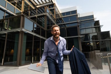 Şok olmuş ve duygusal olarak öfkeli görünüyorsun. Proje başarısızlığı üstüne iş adamı.