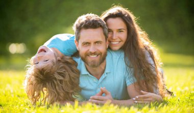 Anne, baba ve oğul birlikte rahatlayın. Evlat edinme ve sadaka. Aile günü. dostluk.