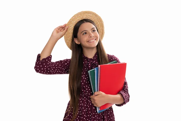 Niño feliz en sombrero de paja celebrar copybook escuela para estudiar aislado en blanco, escuela —  Fotos de Stock