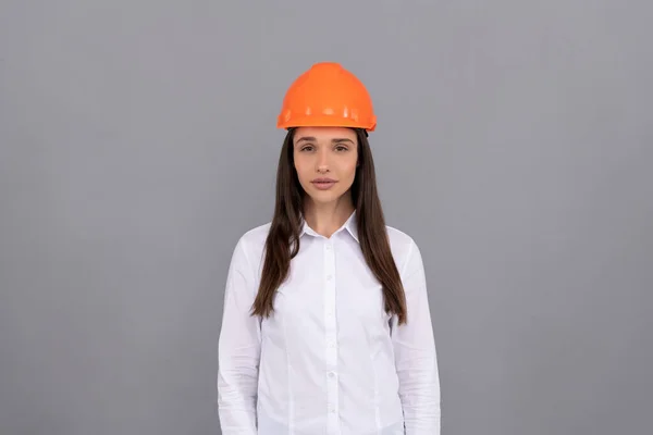 Mulher trabalhadora de camisa branca. Inspector de qualidade. trabalhador feminino da construção. — Fotografia de Stock