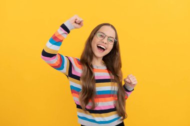 Okula dönüyorum. Bilgi ve eğitim. Uzun saçlı çocuk inek gibi görünüyor. Akıllı çocuk..