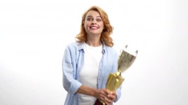 Altın kupasıyla son derece mutlu bir kız ödülü öpüyor.
