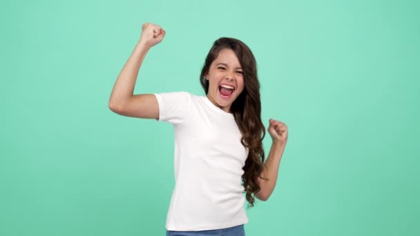 Son derece mutlu genç kızın portresi Uzun kıvırcık saçlar neşe, zafer hisset — Stok video