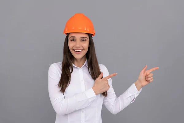 Kadın inşaat işçisi. İnşaatçı şapkalı bir iş kadını. Baş mimar mühendisi — Stok fotoğraf