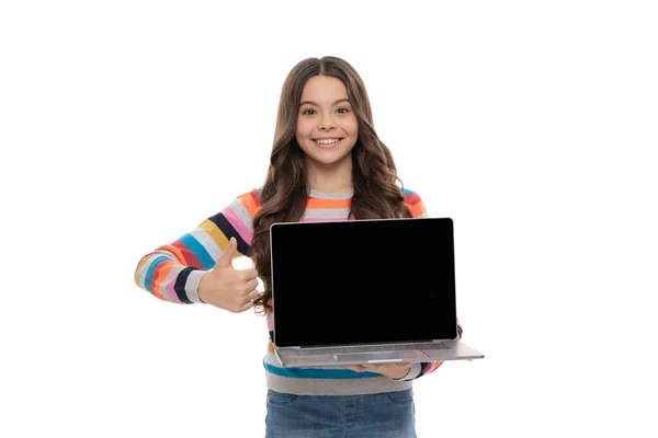 Gelukkig kind studie online onderwijs maken presentatie op computer kopiëren ruimte scherm, duim omhoog — Stockfoto