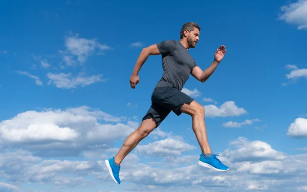 Спортсмен з м'язистим тілом, що працює в спортивному одязі на фоні неба, здоровий спосіб життя . — стокове фото