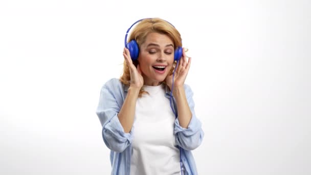 Gelukkig meisje dansen op muziek in hoofdtelefoon, plezier hebben — Stockvideo