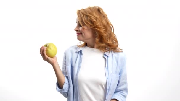 Chica alegre eligiendo comer fruta de manzana grande, comida saludable — Vídeos de Stock