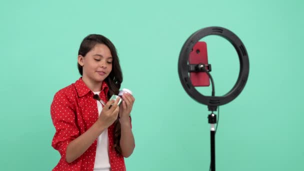 Lachende kind schoonheid blogger gebruik selfie geleid om make-up te doen met poeder en borstel, schoonheid blog — Stockvideo