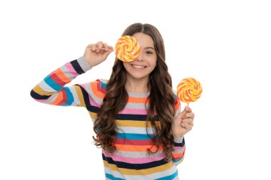 Beyaz arka planda izole edilmiş lolipop şekerli renkli kazaklı mutlu çocuk, çocukluk.