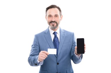 Müşteri internet parasını cep telefonunda kullanıyor. Gösteri kartviziti. kredi kartı veya banka kartı.