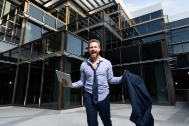 Adam mutluluğu ifade ediyor. Profesyonel sakallı CEO başarıyı kutluyor..