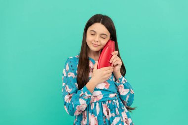 Uzun saçlı gülümseyen çocuk şampuan şişesi, kuaför.