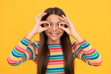 Kız multivitamin alıyor. Sağlıklı bir yaşam tarzı. Çocukluk sağlığı. yiyecek takviyesi.