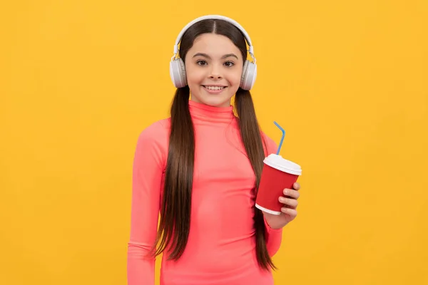 Belo dia. menina adolescente beber chá e ouvir música. criança feliz beber cacau. — Fotografia de Stock