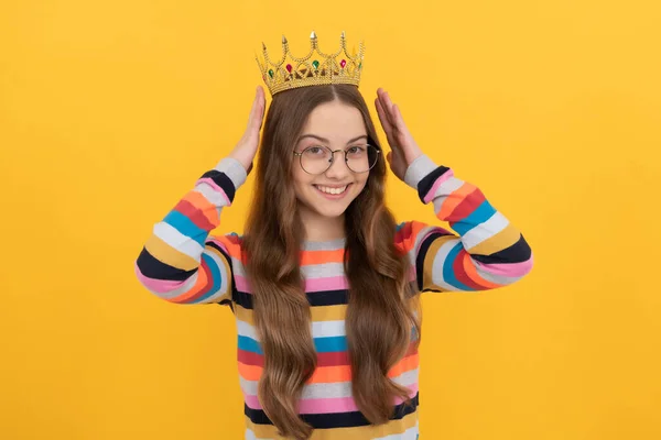 Rainha auto-confiante. a expressar presunção. Princesa arrogante em Tiara. criança orgulhosa alegre. — Fotografia de Stock