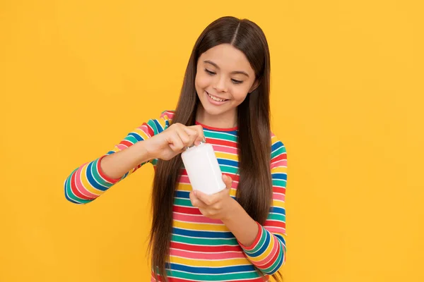 Bambino felice aprire vaso pillola. compressa a forma di capsula per bambini. Ragazza tenere multivitaminico. stile di vita sano. — Foto Stock