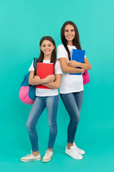Educación infantil. alumno feliz y estudiante con la bolsa de la escuela. mamá y adolescente chica estudio. —  Fotos de Stock