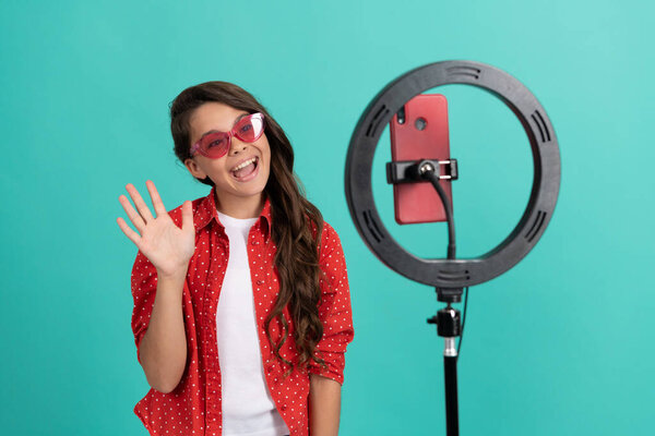 счастливый малыш с длинными волосами на камере ведет видеоблог в Интернете с селфи, ведущим, vlog.