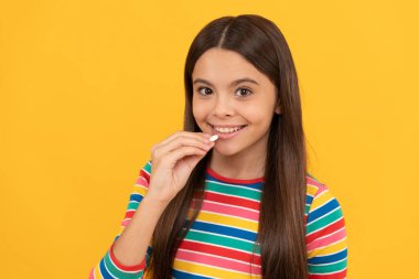 Kız multivitamin yiyor. Sağlıklı bir yaşam tarzı. Çocukluk sağlığı. yiyecek takviyesi.