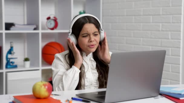 Criança feliz em fones de ouvido estudo na escola aula on-line com laptop mostrando polegar para cima, educação — Vídeo de Stock