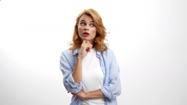 Pondering woman trying to solve a problem, ponder — Video