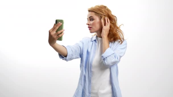 Fröhliche Frau berühren ihre schönen Haare für Video-Beauty-Blog, Blogging — Stockvideo