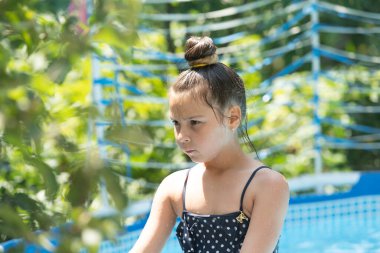 Güneşli yaz gününde, dinlenme havuzunda ciddi bir ıslak çocuk, evlat.