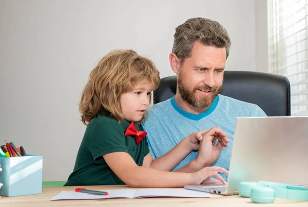 Πίσω στο σχολείο. Ο μπαμπάς και ο γιος χρησιμοποιούν υπολογιστή στο σπίτι. οικογενειακό και γονεϊκό blog. — Φωτογραφία Αρχείου
