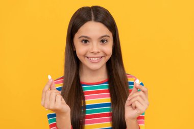 Mutlu çocuk doğal gıda katkı maddeleri ya da vitamin hapları sunar, sağlıklı yaşam tarzı