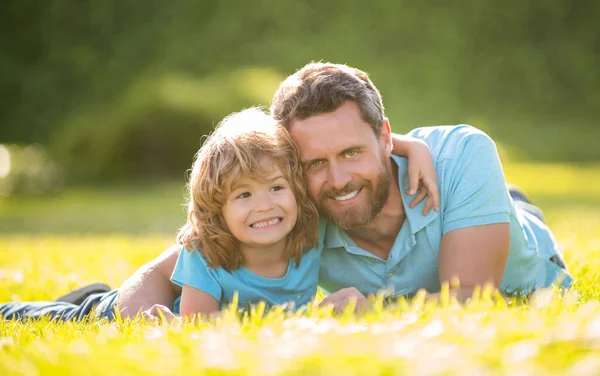 Papá con el niño en el día de verano. paternidad y paternidad. día del padre. — Foto de Stock