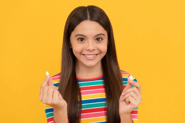 Niño feliz presentando aditivos alimenticios naturales o píldoras vitamínicas, estilo de vida saludable — Foto de Stock