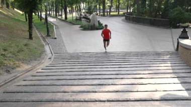 Erkeğin merdivenlerden koşması motivasyon, başarı