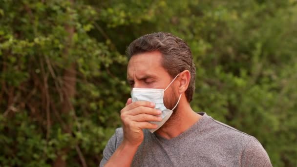 El hombre está tosiendo con máscara protectora, protección contra el coronavirus — Vídeo de stock