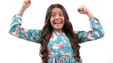 Son derece mutlu, kıvırcık saçlı, mutlu ve başarılı bir kız çocuğu.