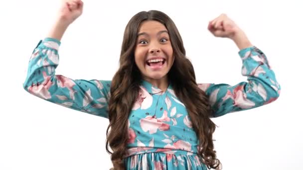 Niezwykle szczęśliwy emocjonalne dziecko dziewczyna z długimi kręconymi włosami wyrazić szczęście, sukces — Wideo stockowe