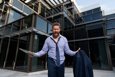 Tam bir fiyasko. İş çöküyor. Çok çalışan bir iş adamı. Adam sorunlardan bıktı..