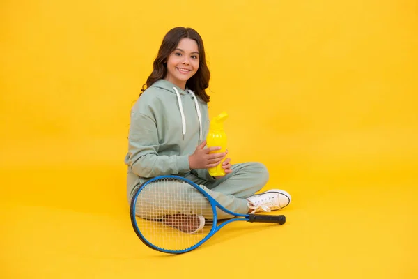 Menina relaxar após o treinamento esportivo. dedicado à aptidão. jogador de tênis ou badminton. — Fotografia de Stock