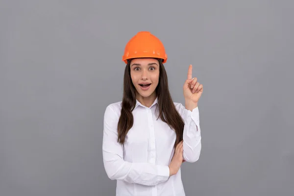 İnşaatçı şapkalı hayret verici bir iş kadını. Baş mimar mühendisi. — Stok fotoğraf