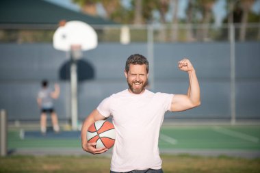 Yaz etkinliği. Basketbol toplu mutlu kaslı adam. spor eğitmeni ya da basketbol oyuncusu