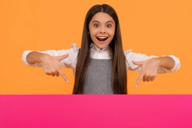 Terfi ve yaratıcılık için bir yer. Pazarlama tasarımın. İlanlı genç kız şaşırdı.